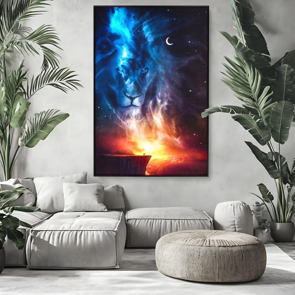 Tablou canvas cu tablou canvas cu leu in univers, in rama de aluminiu negru, pe perete intr-un living